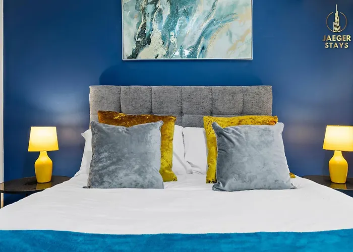 2 Bedroom Greek Street Apartment - Sleeps 6